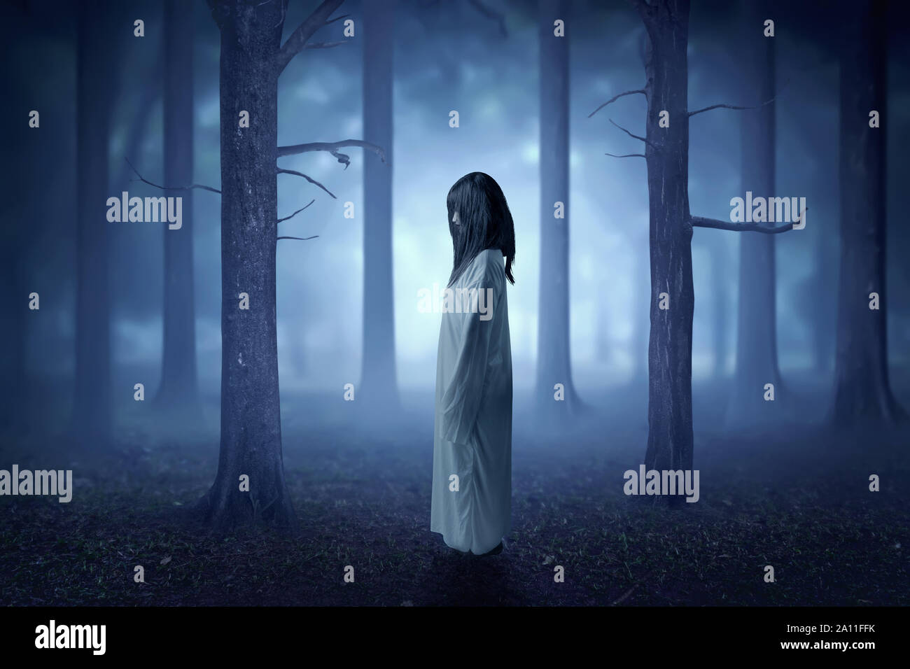 Beängstigend ghost Frau mit Blut und schmutzigen Gesicht stand in der verwunschene Wald mit Nebel und Mondschein. Halloween Konzept Stockfoto