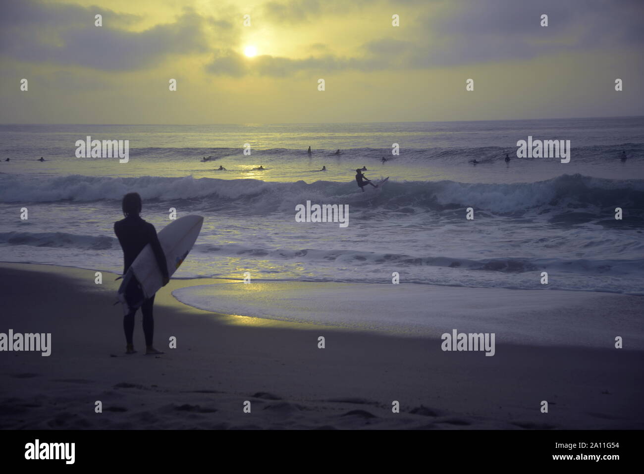 Surfer bei Sonnenuntergang, pasakdek Stockfoto