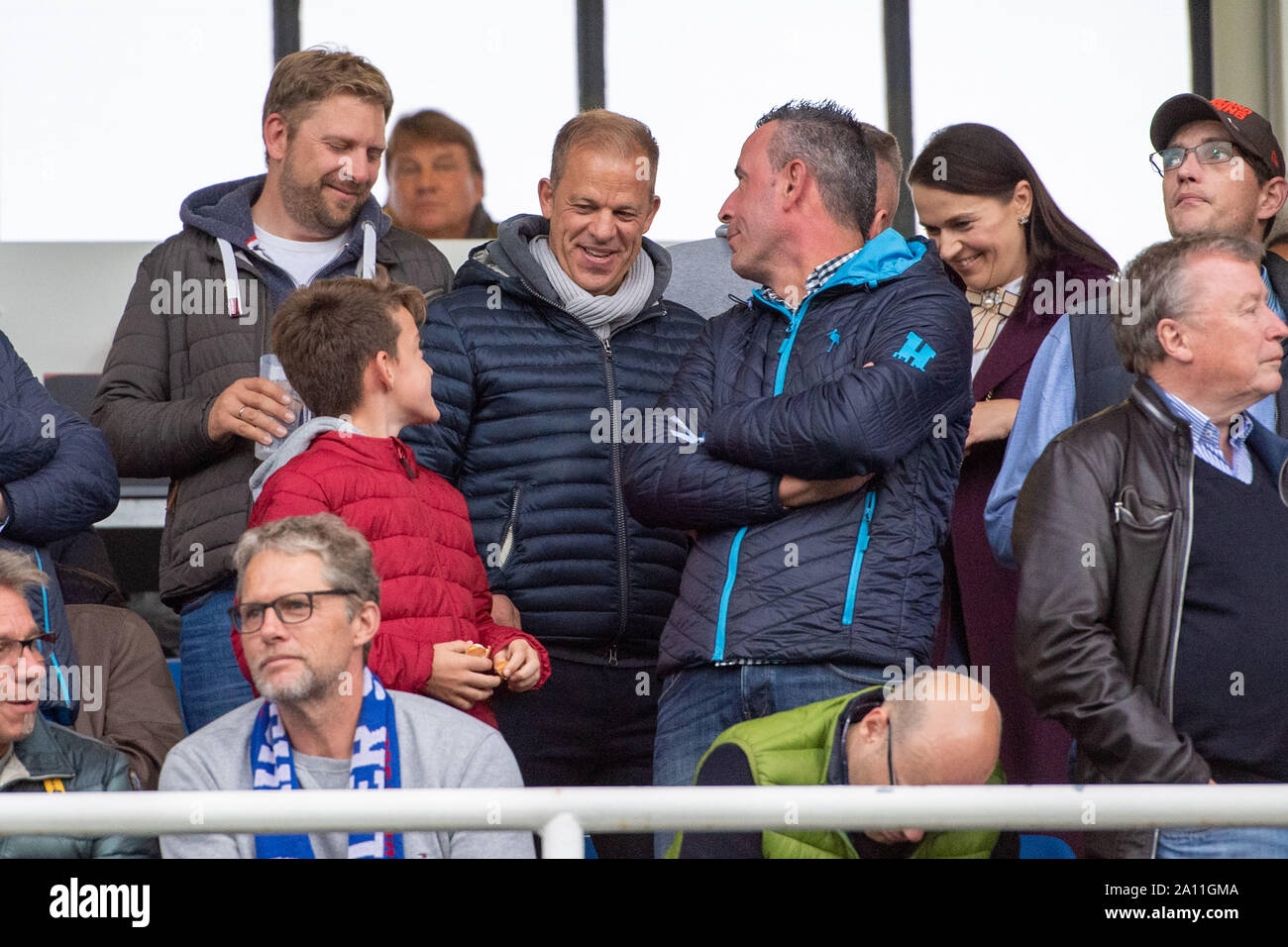 Fußball-Trainer Markus ANFANG (mi.) Ist ein Gast auf der Tribüne, halb Bild, halb Abbildung, Zuschauer, Fußball 2. Fussballbundesliga, 7. Spieltag, Holstein Kiel (KI) - Hannover 96 (H) 1:2, am 20.09.2019 in Kiel/Deutschland. € | Nutzung weltweit Stockfoto