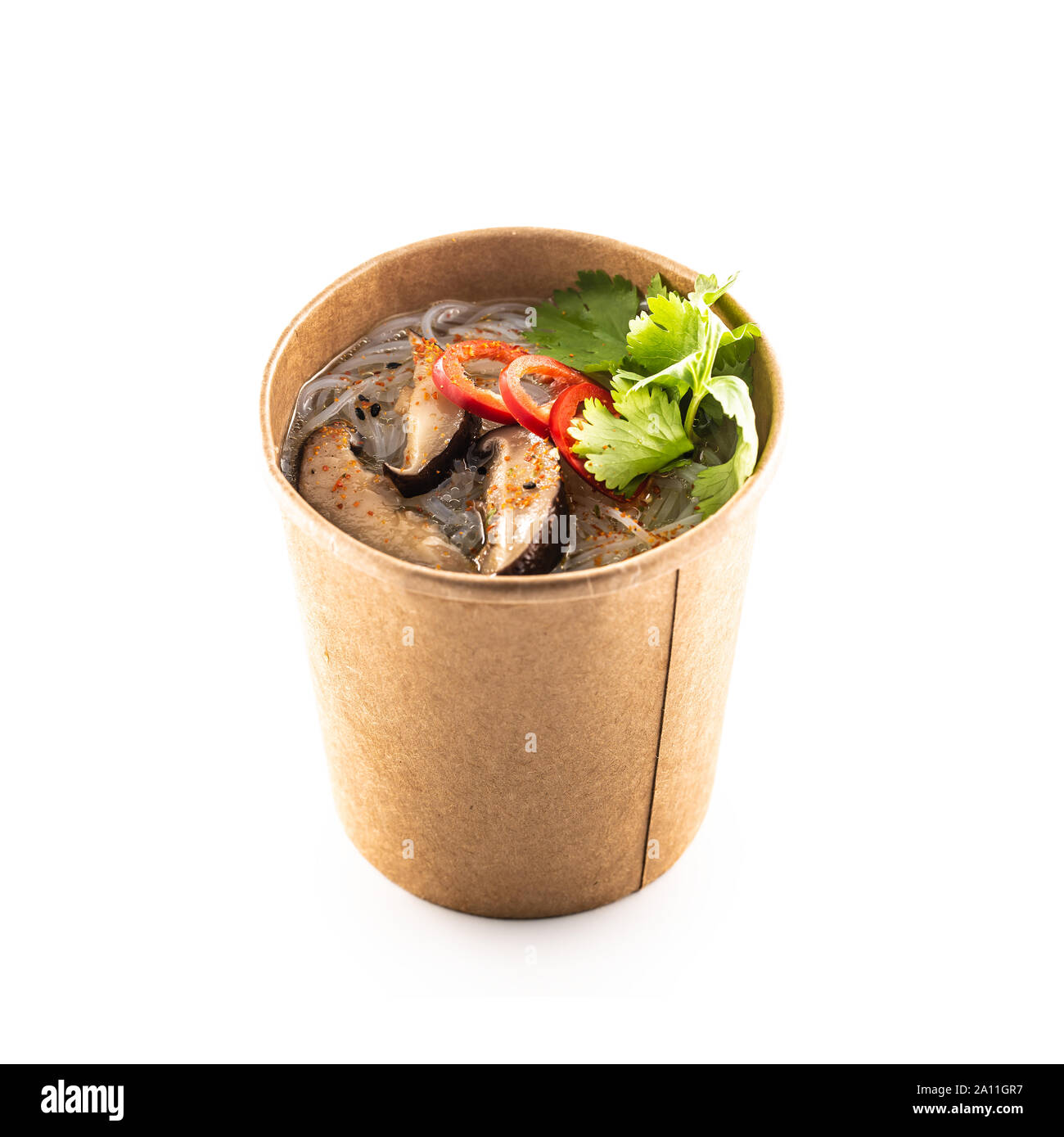Japanische asiatische Suppe in einer Schale von Recyclingpapier auf weißem Hintergrund. Stockfoto