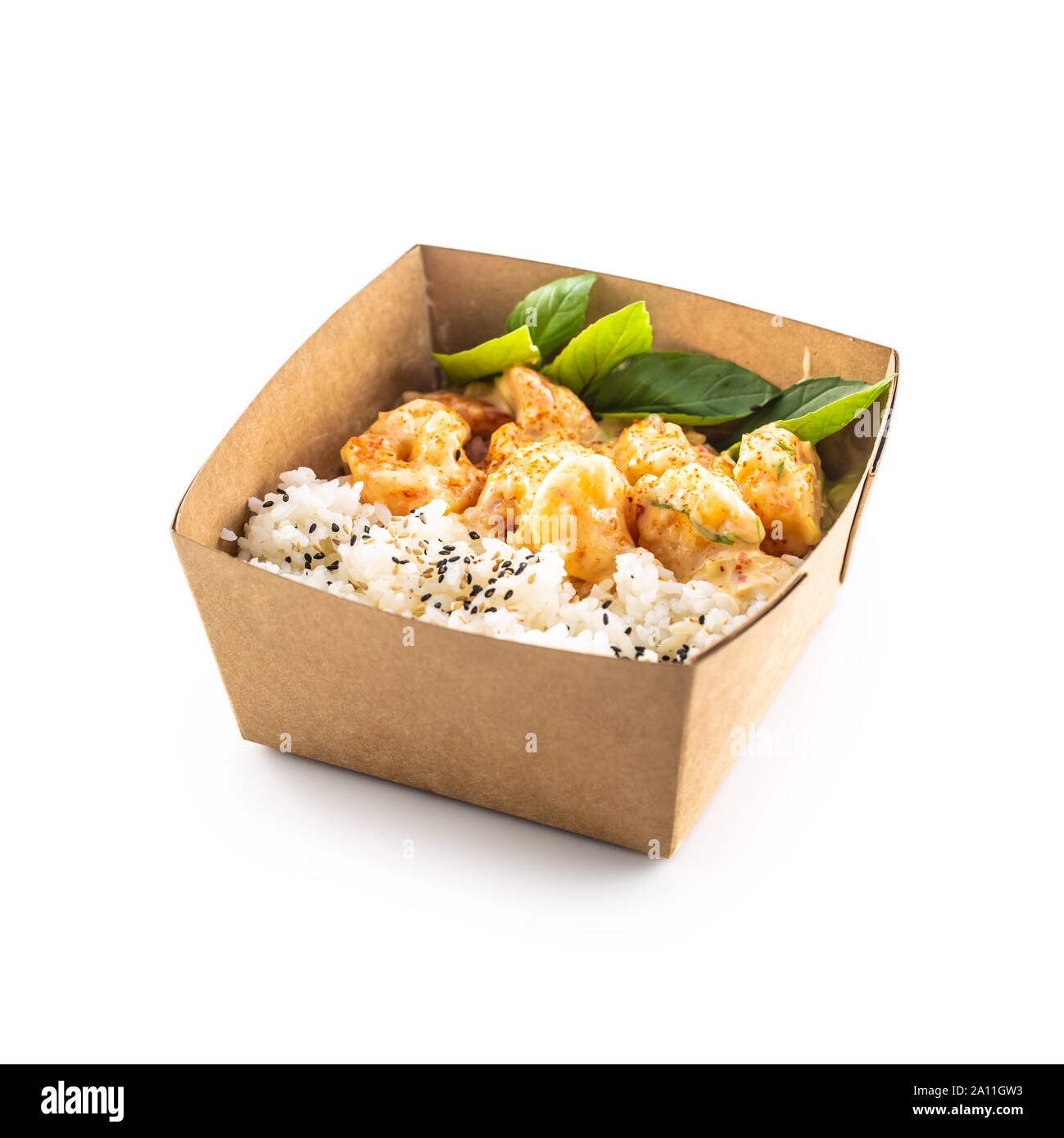 Japanische asiatische Mahlzeit in einer Box von Recyclingpapier auf weißem Hintergrund. Stockfoto