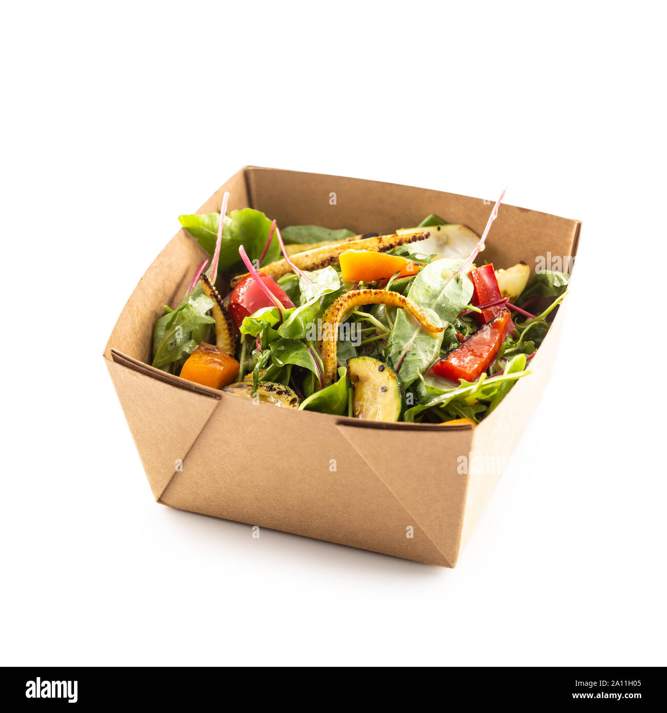 Japanische asiatische Mahlzeit in einer Box von Recyclingpapier auf weißem Hintergrund. Stockfoto