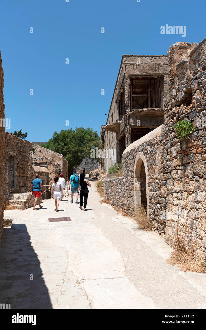 Insel Spinalonga, Kreta, Griechenland. Juni 2019. Touristen, die in das verlassene Gebäude der ehemaligen Kolonie für Leprakranke, Spinalonga, im Golf gelegen. Stockfoto