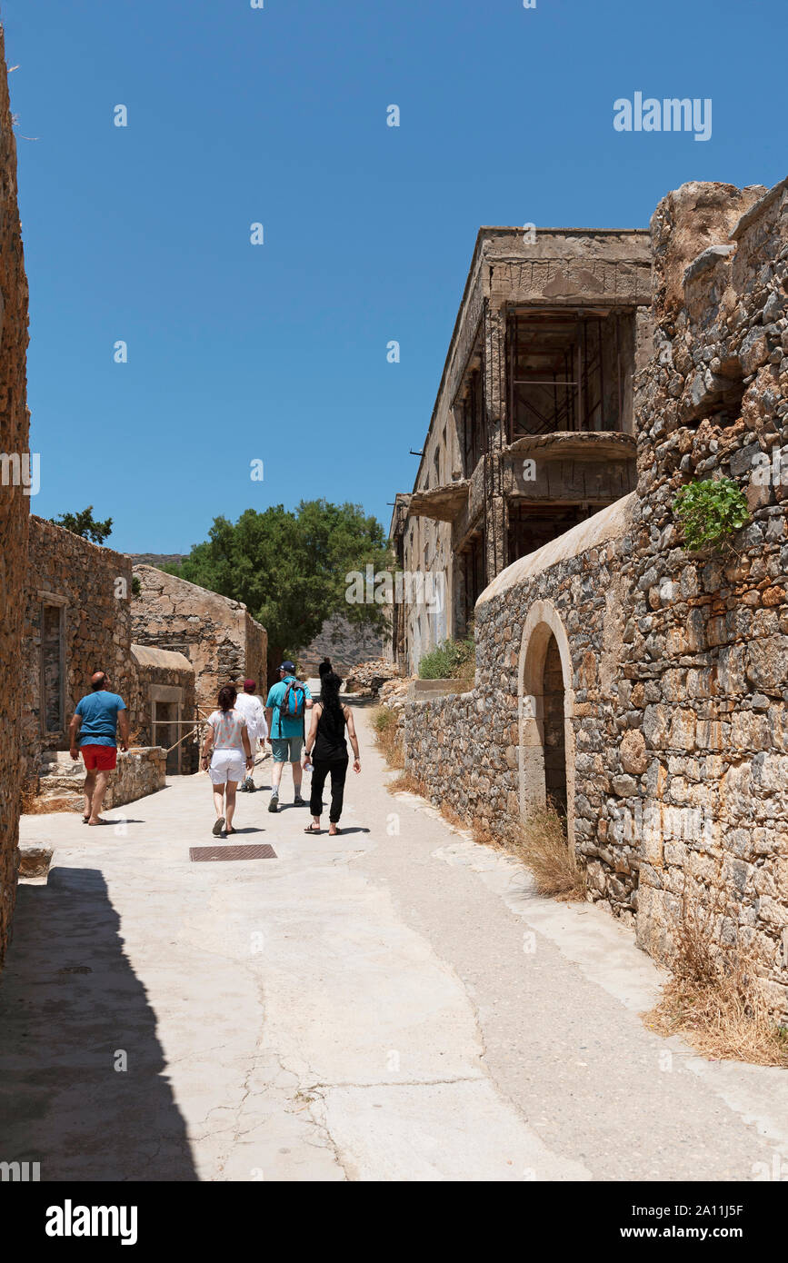 Insel Spinalonga, Kreta, Griechenland. Juni 2019. Touristen, die in das verlassene Gebäude der ehemaligen Kolonie für Leprakranke, Spinalonga, im Golf gelegen. Stockfoto