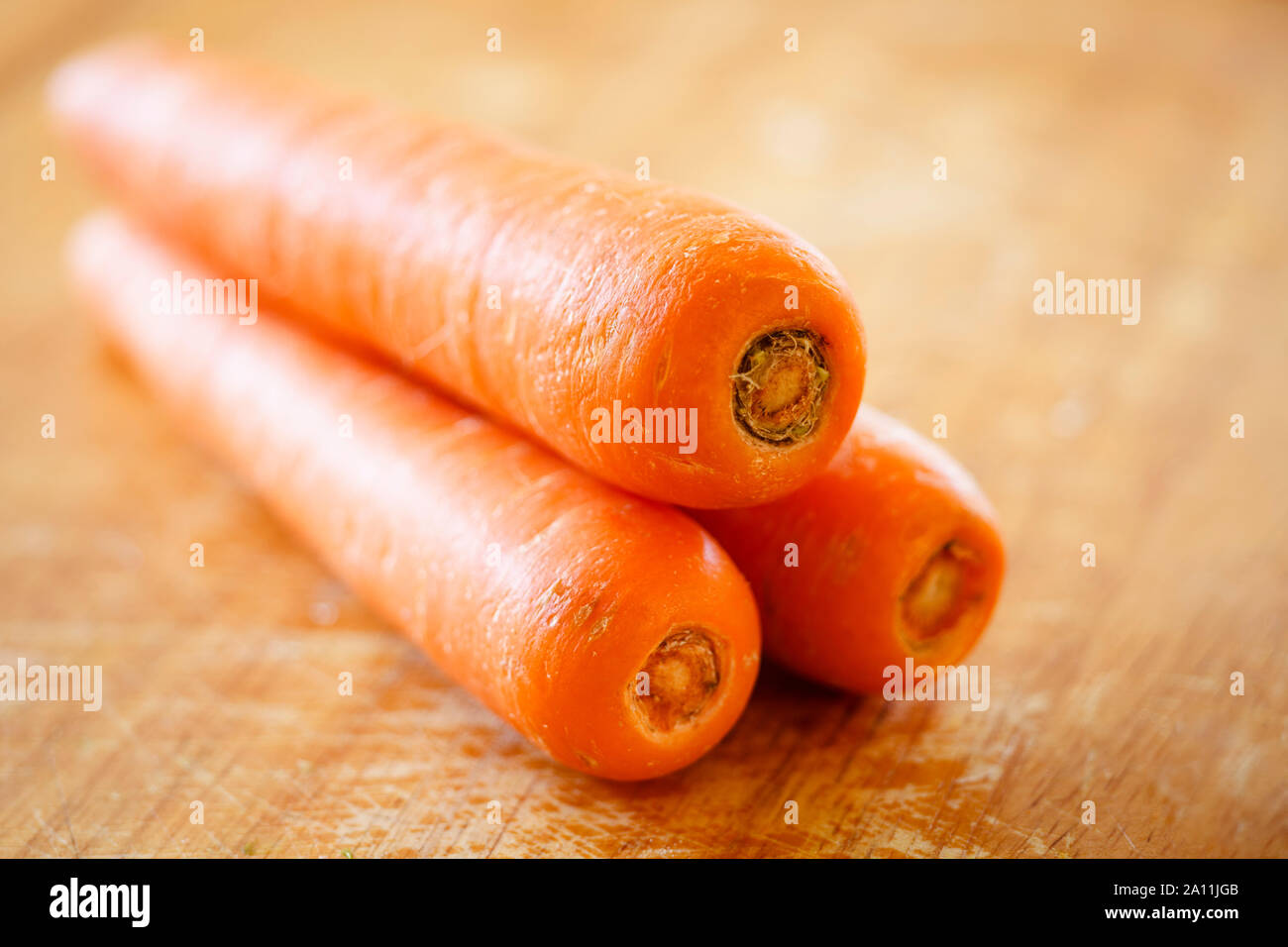 Karotten in einem Stapel Stockfoto