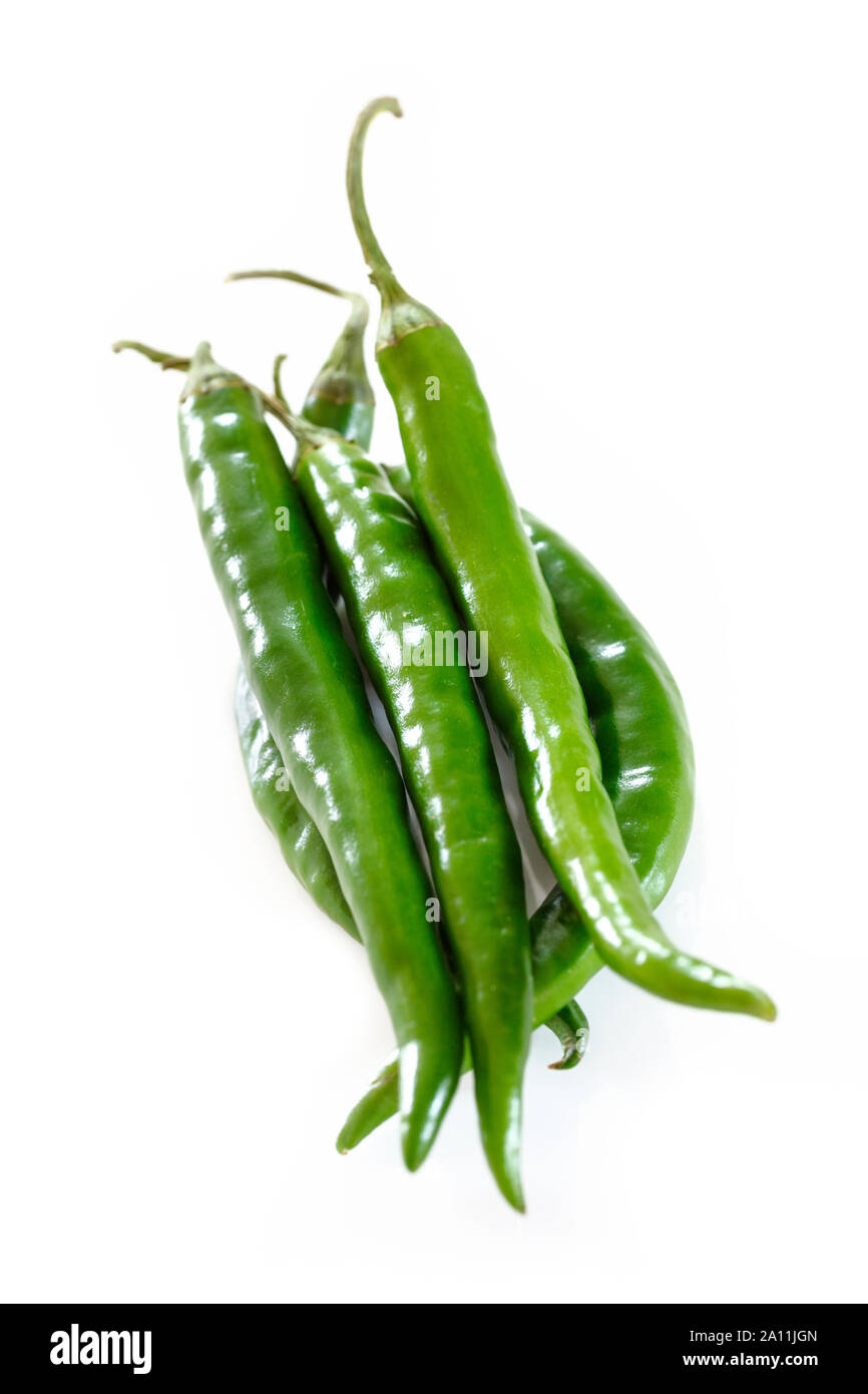 Grüne Chilis auf einer hölzernen Oberfläche Stockfoto