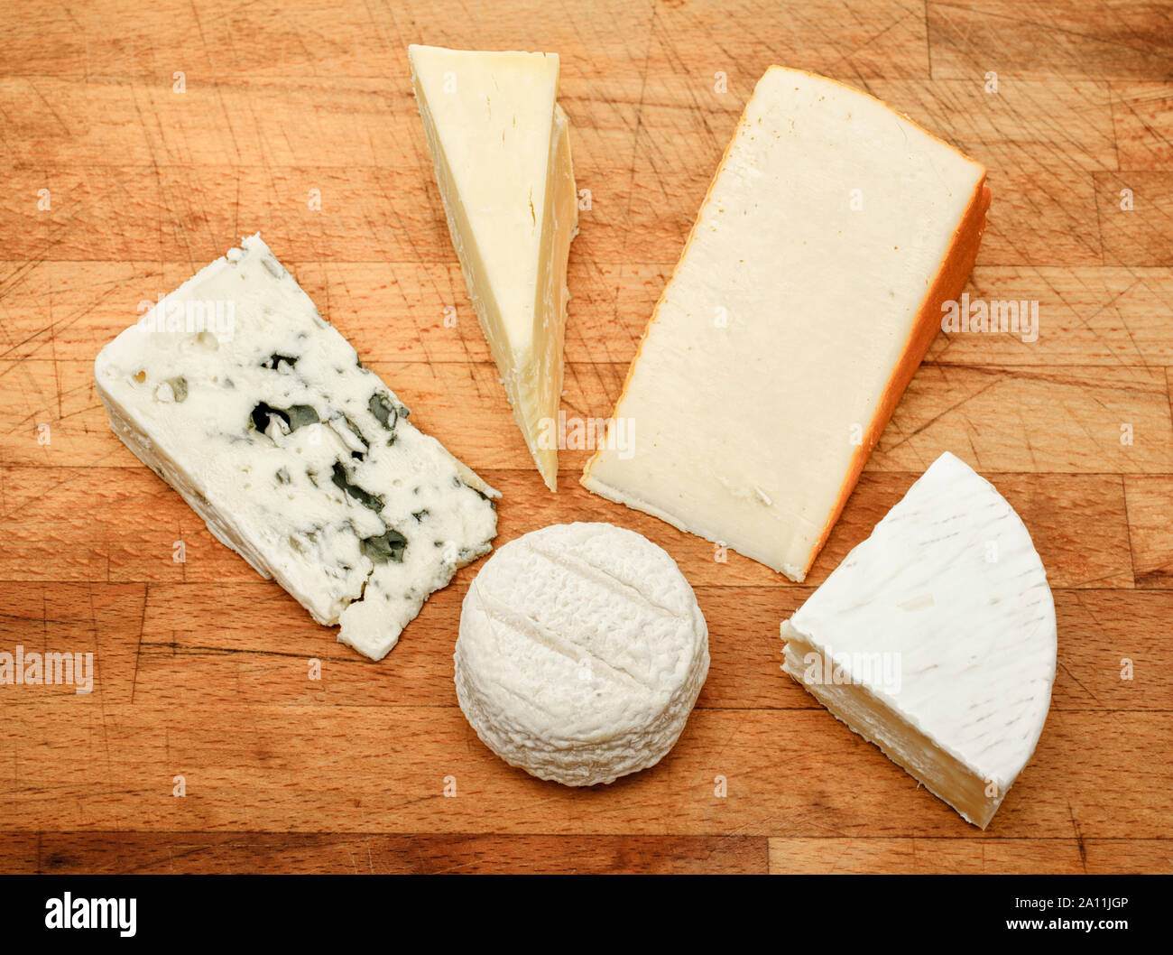 Käseplatte mit einer Auswahl an Käse Stockfoto