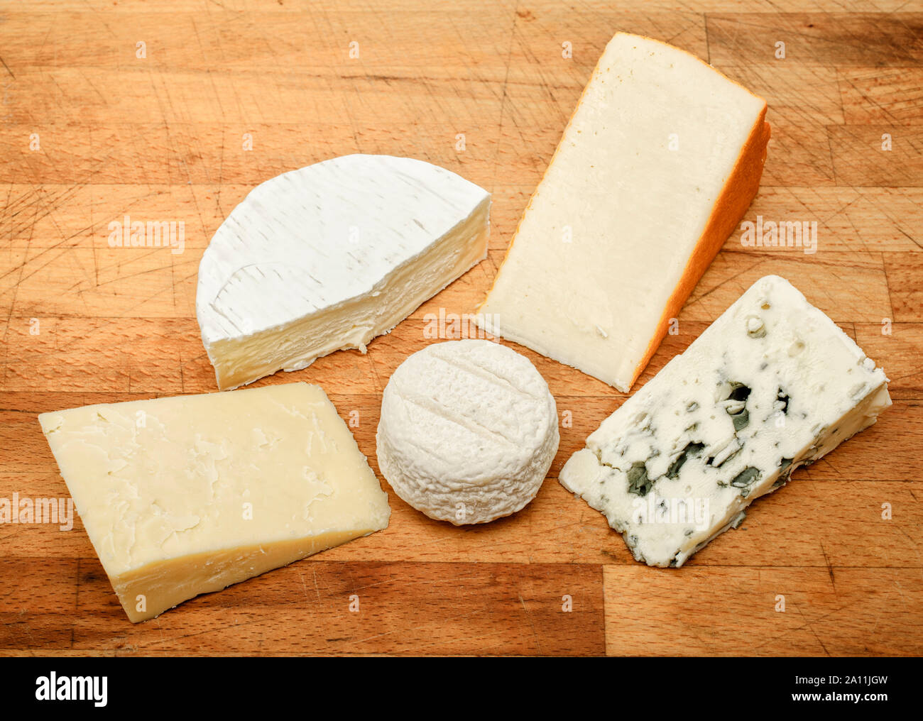 Käseplatte mit einer Auswahl an Käse Stockfoto