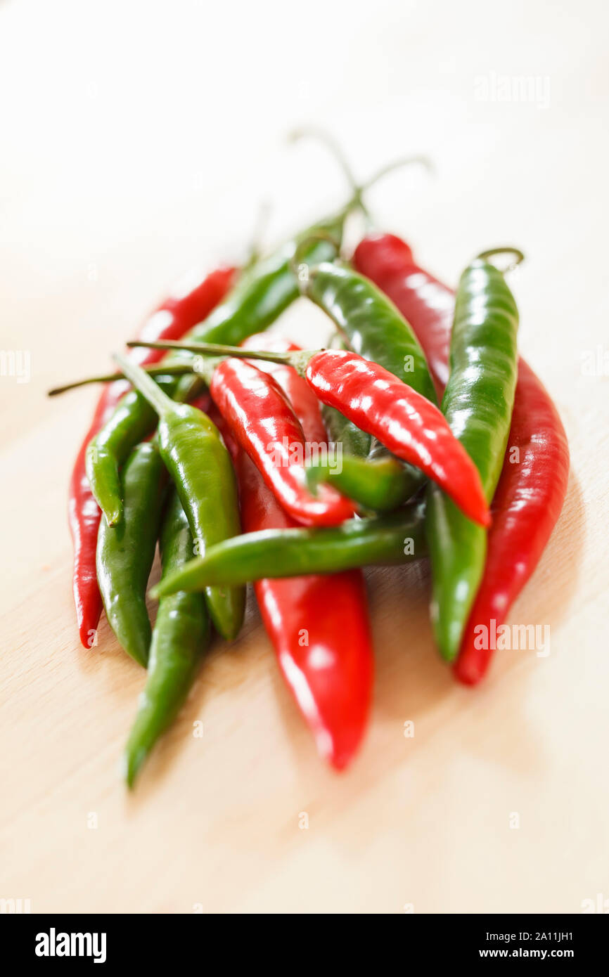 Stapel gemischt rote und grüne Chilis Stockfoto
