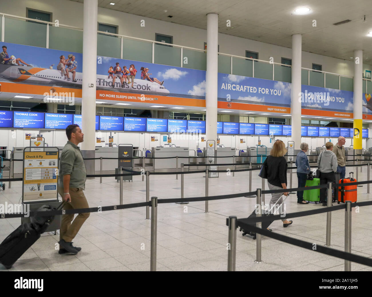 Leer Thomas Cook Check-in-Schalter am Flughafen Gatwick in Sussex, wie die 178-jährige Tour Operator hat den Handel mit sofortiger Wirkung eingestellt, nachdem man ein abschließendes Angebot ein Rettungspaket von Gläubigern zu sichern. Stockfoto