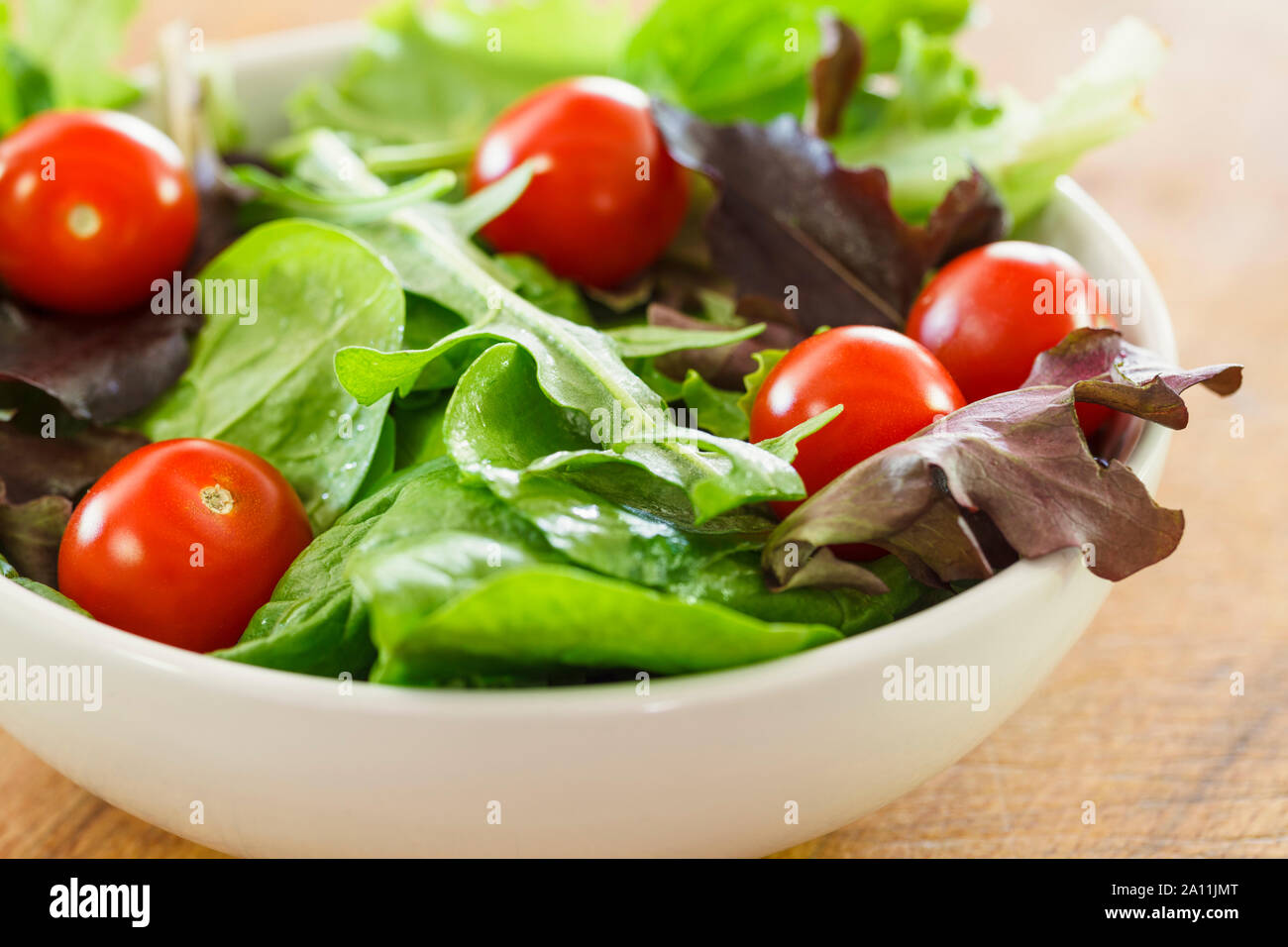 In einer weißen Schüssel mit Salat und Tomaten Salat Stockfoto