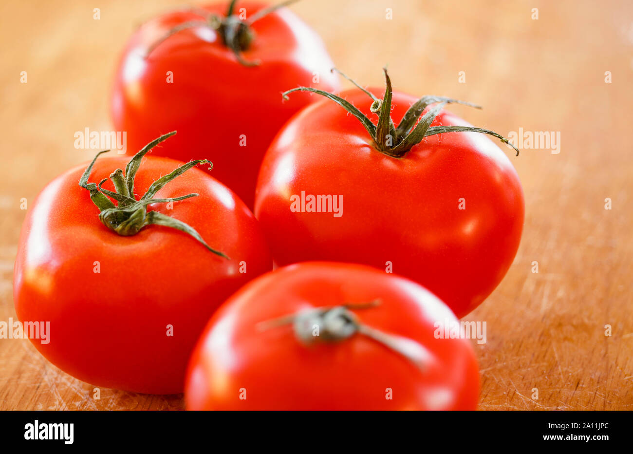 Tomaten auf einer hölzernen Oberfläche, in der Nähe Stockfoto