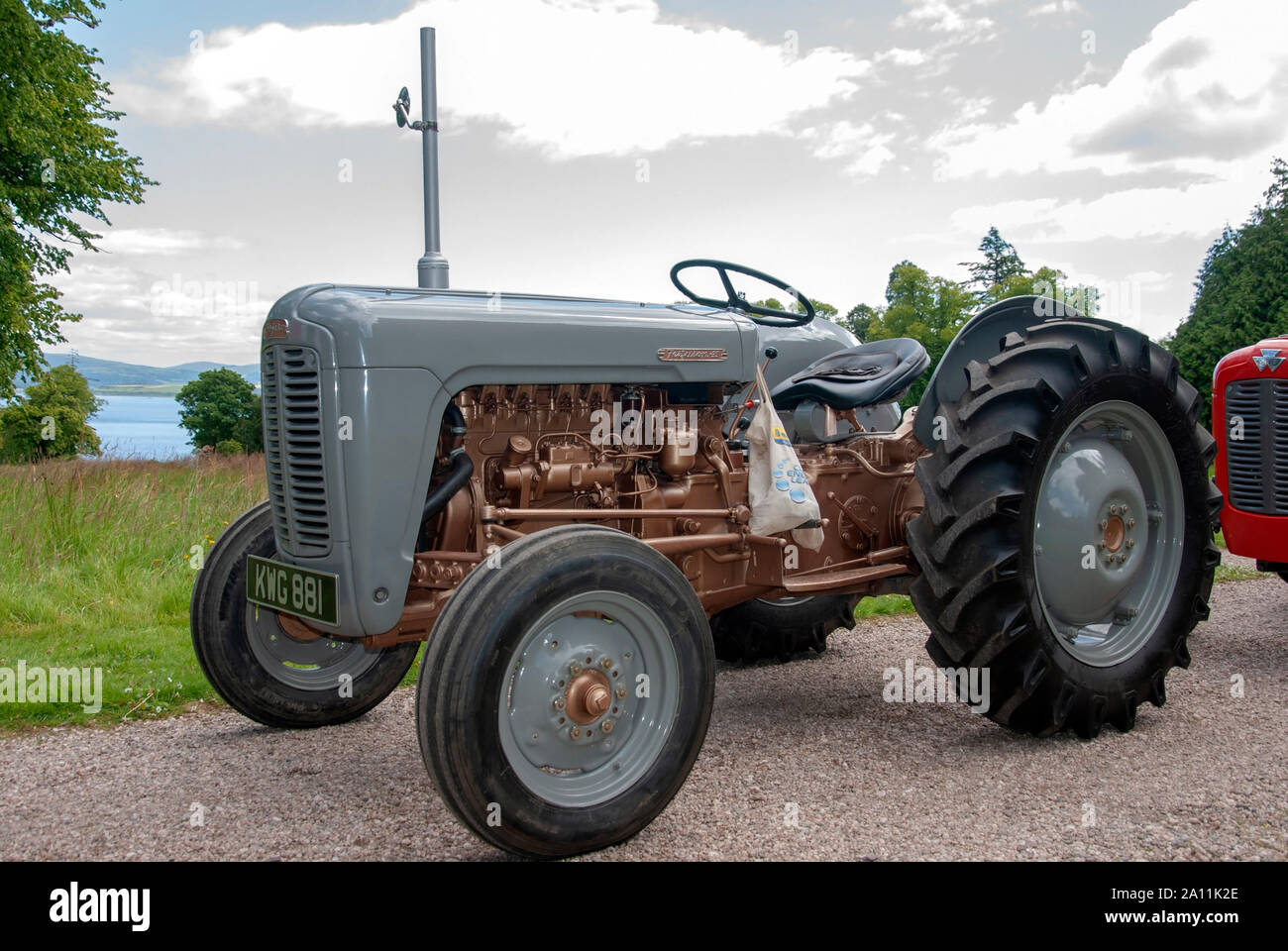 Makellos 1957 Grau Massey Ferguson Gold 35 Modell Traktor Isle of Bute Schottland United Kingdom Beifahrer linken Seite rechten Seitenbereich anzeigen Alte glea Stockfoto