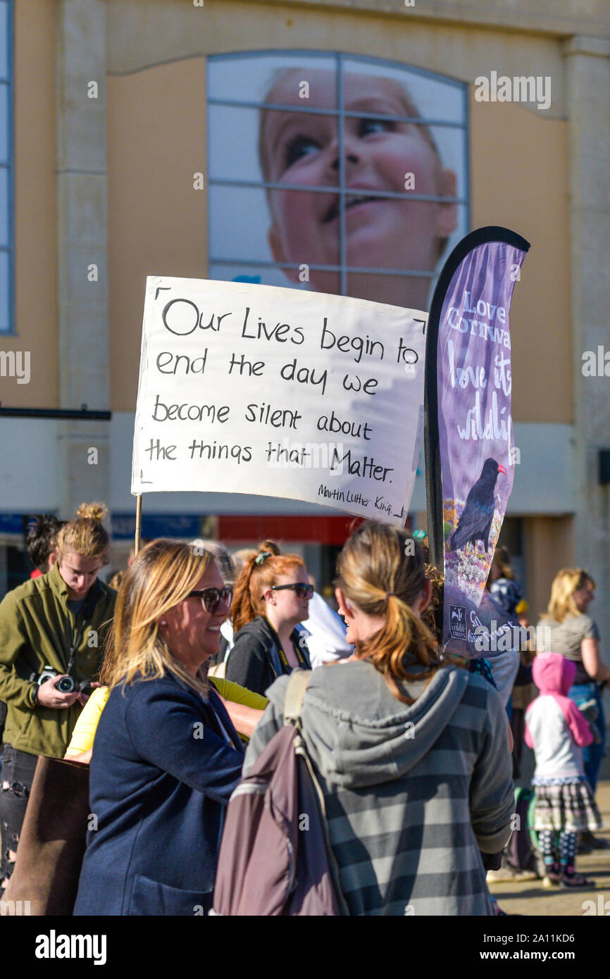 Menschen, die Plakate in das Aussterben Rebellion Klima Streik in Truro Stadt Stadt in Cornwall teilnehmen. Stockfoto