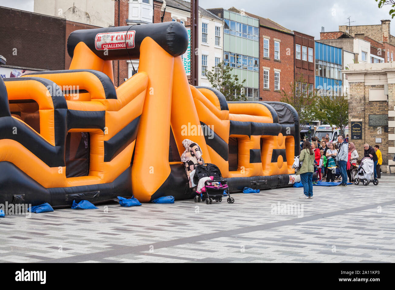 Fans, die den Boot Camp Challenge Gerät an der High Street, Stockton on Tees, England, UK. Stockfoto