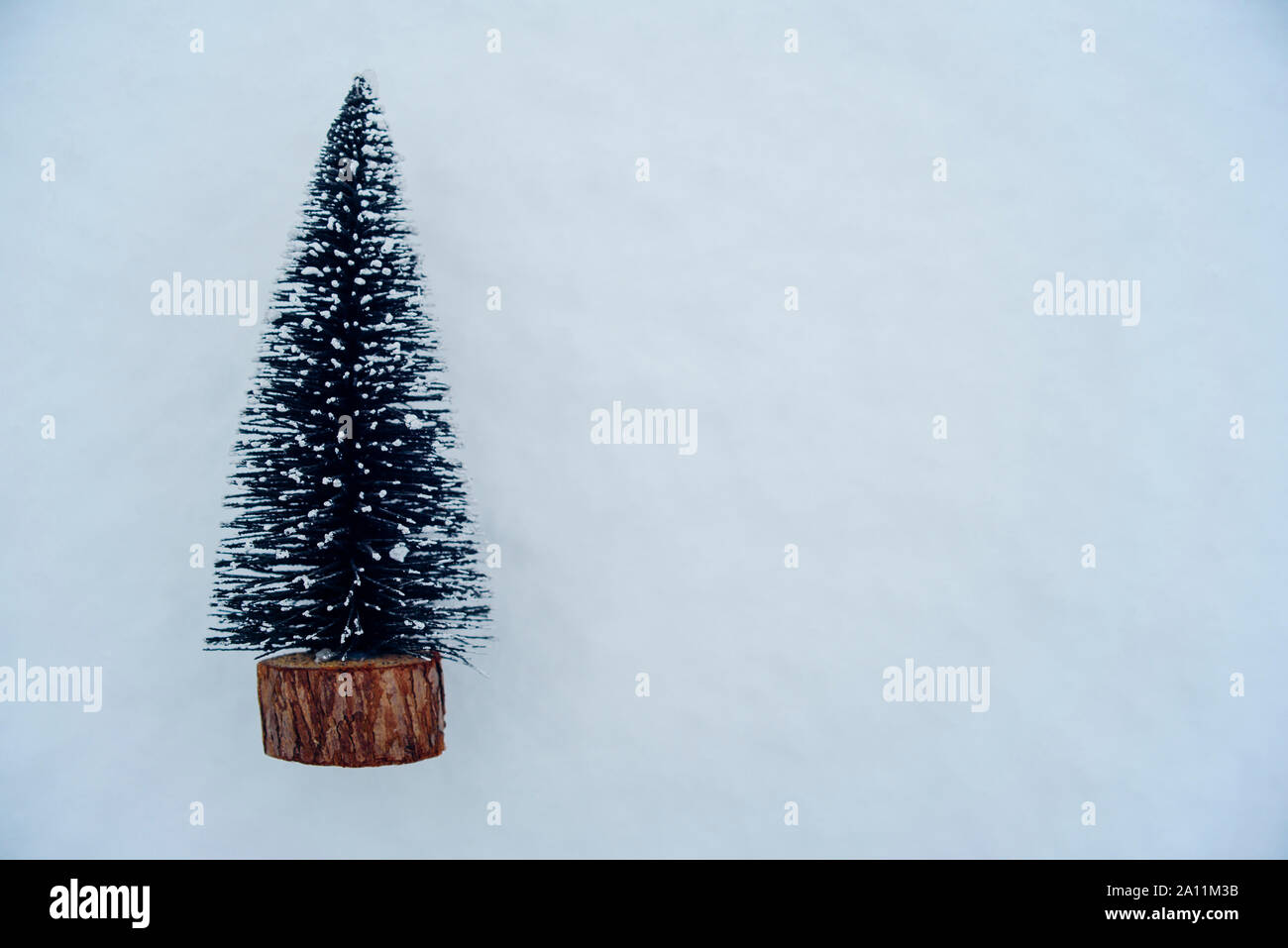 Kleine künstliche Weihnachtsbaum im Schnee Stockfoto
