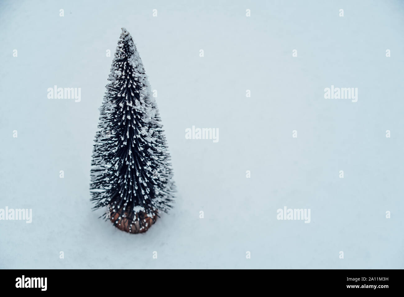 Kleine künstliche Weihnachtsbaum im Schnee Stockfoto