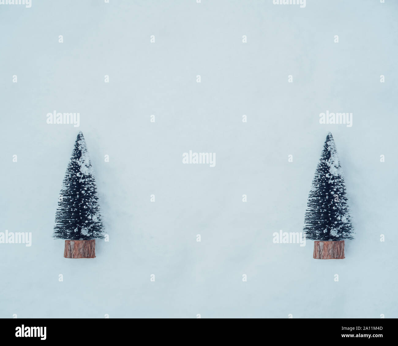 Zwei kleine künstliche Weihnachtsbäume im Schnee Stockfoto