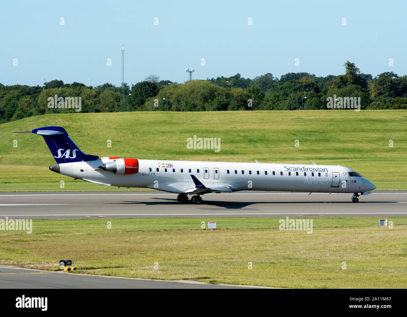 Scandinavian Airlines Bombardier CRJ-900LR Bereit zum Abheben im Flughafen Birmingham, UK (EI-FPK) Stockfoto