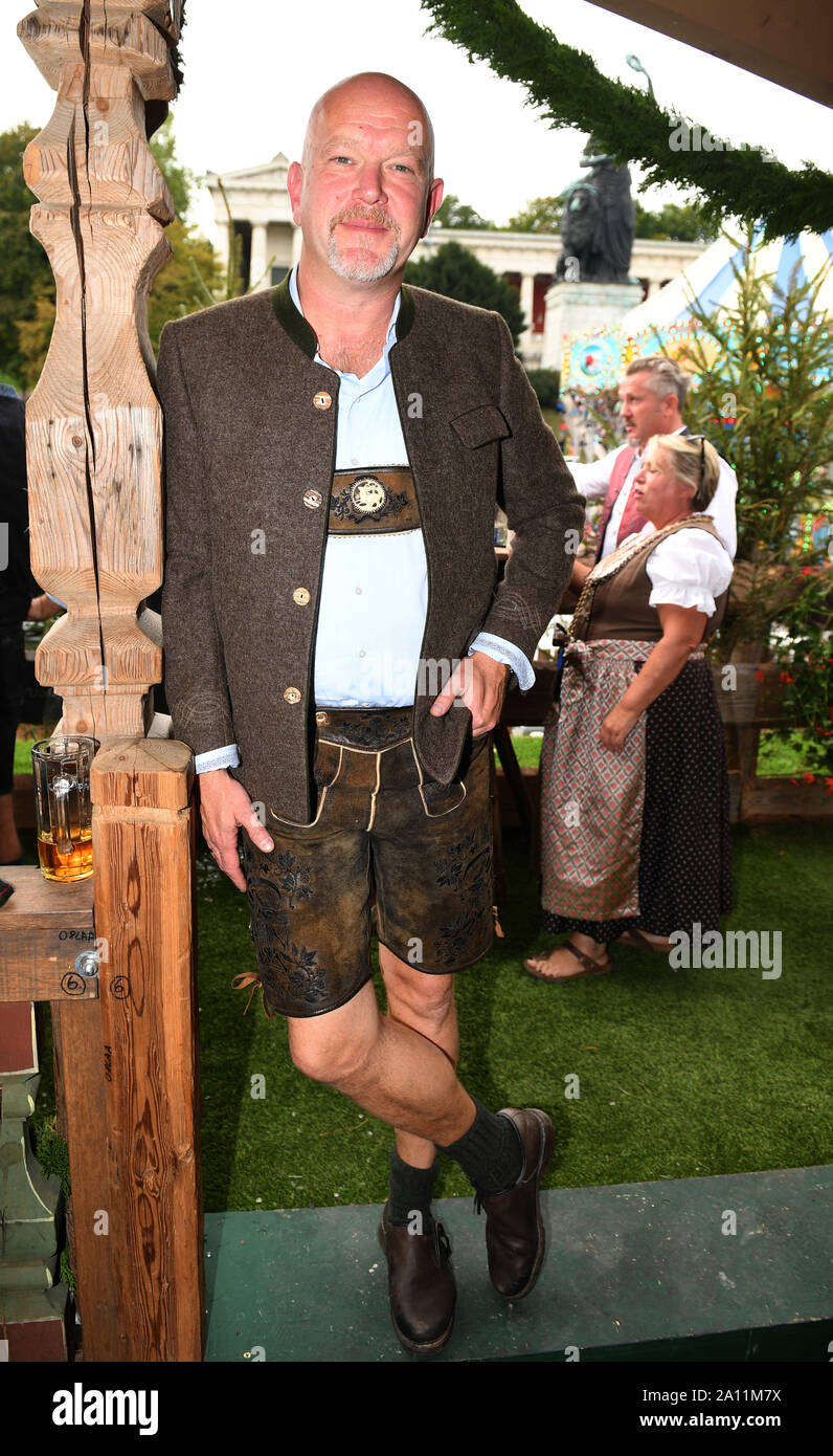 München, Deutschland. 22 Sep, 2019. Oktoberfest 2019, Peter Giesel, Achtung Abzocke, zeigt sich an der Pro Sieben Wiesn im Käferzelt. Das größte Volksfest der Welt dauert bis zum 6. Oktober. Credit: Felix Hörhager/dpa/Alamy leben Nachrichten Stockfoto