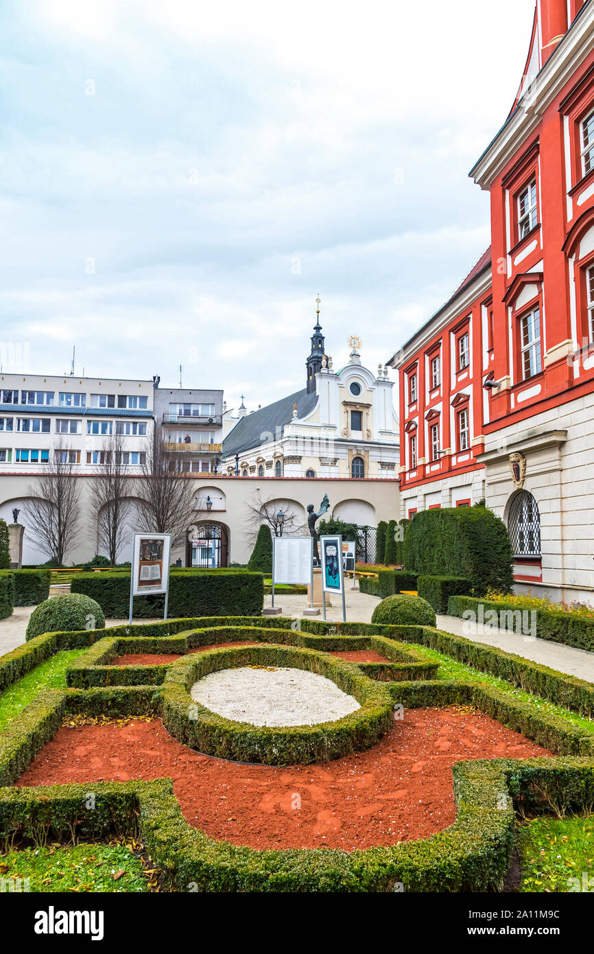Wroclaw, Polen - Dezember 8,2017: Das ossolineum (Nationale Ossolinski Institut) kombiniert die Bibliothek und Museum, mit barocken Park und Univers eingerichtet Stockfoto