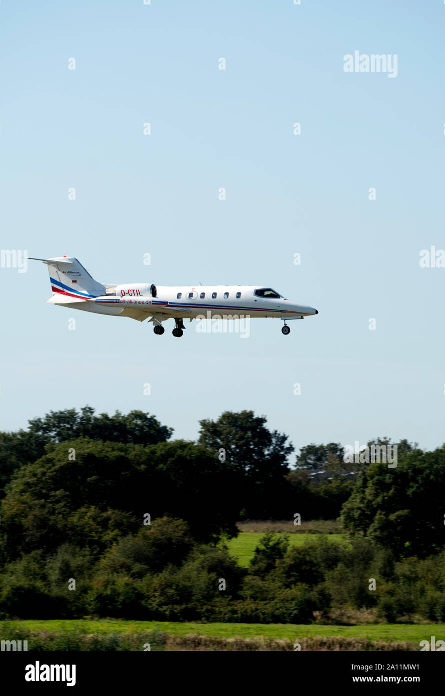 Air Alliance Express Learjet LJ 35 Landung am Flughafen Birmingham, UK (D-CTIL) Stockfoto