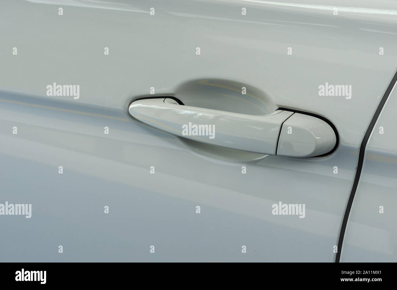 Modernes weißes Auto Türgriff. Auto Türgriff ist ein externes Teil des Autos  Stockfotografie - Alamy