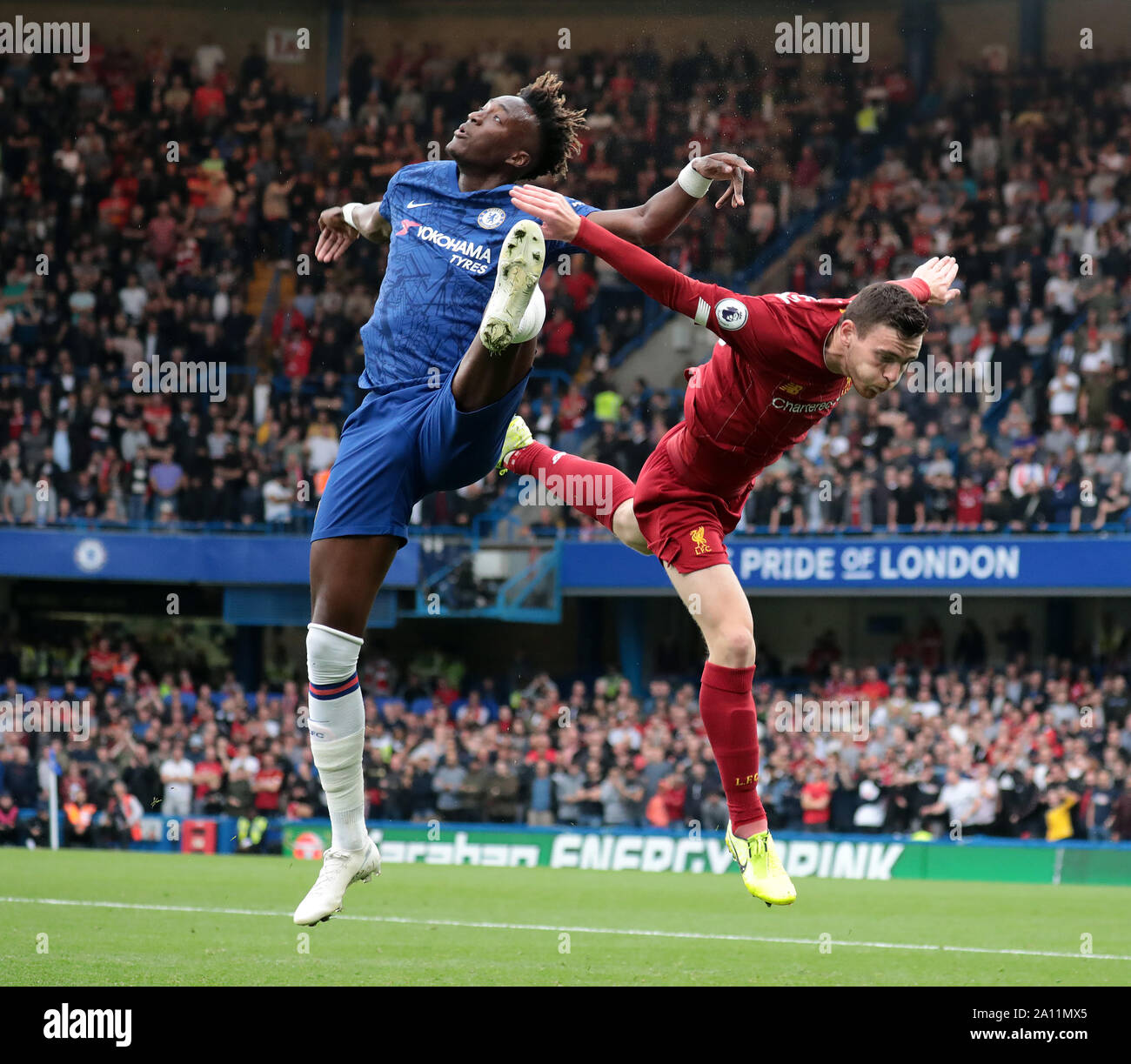 LONDON, ENGLAND - 22. SEPTEMBER: Chelsea's Tammy Abraham und Liverpools Andrew Robertson Kampf um den Ball während der Premier League Spiel zwischen dem FC Chelsea und dem FC Liverpool an der Stamford Bridge am 22. September 2019 in London, Vereinigtes Königreich. (Hugo Philpott/MB Medien) Stockfoto