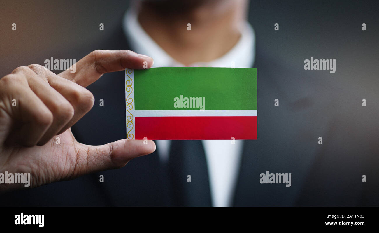 Geschäftsmann Holding Karte der Tschetschenischen Republik Flagge Stockfoto
