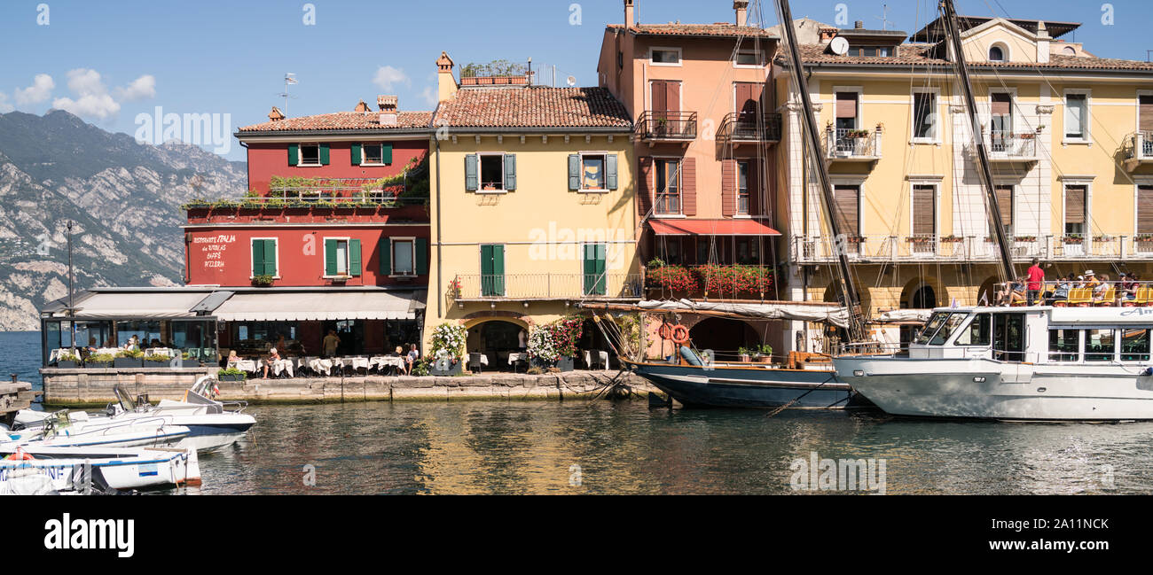 Restaurant am Hafen von Malcesine am Gardasee Stockfoto