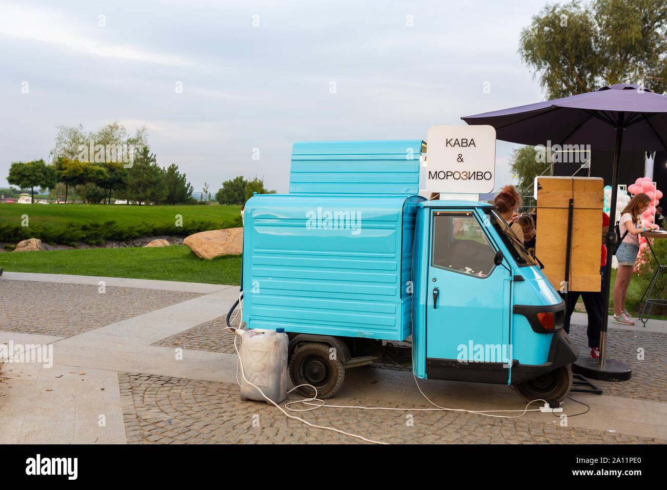 Ein kleines Auto, aus denen sie Kaffee verkaufen. Die Kaffeemaschine ist im  Auto installiert ist. Straße Mobile Coffee Shop Stockfotografie - Alamy