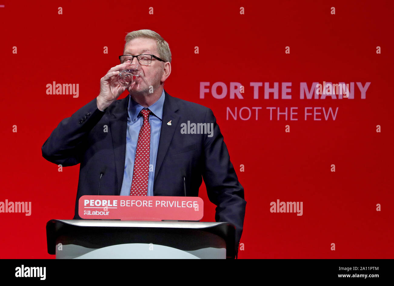 Len McCluskey, Generalsekretär der Vereinigung der Europäischen Union, taakes einen Schluck Wasser während seiner Rede auf dem Labour-Parteitag in Brighton Centre in Brighton. Stockfoto