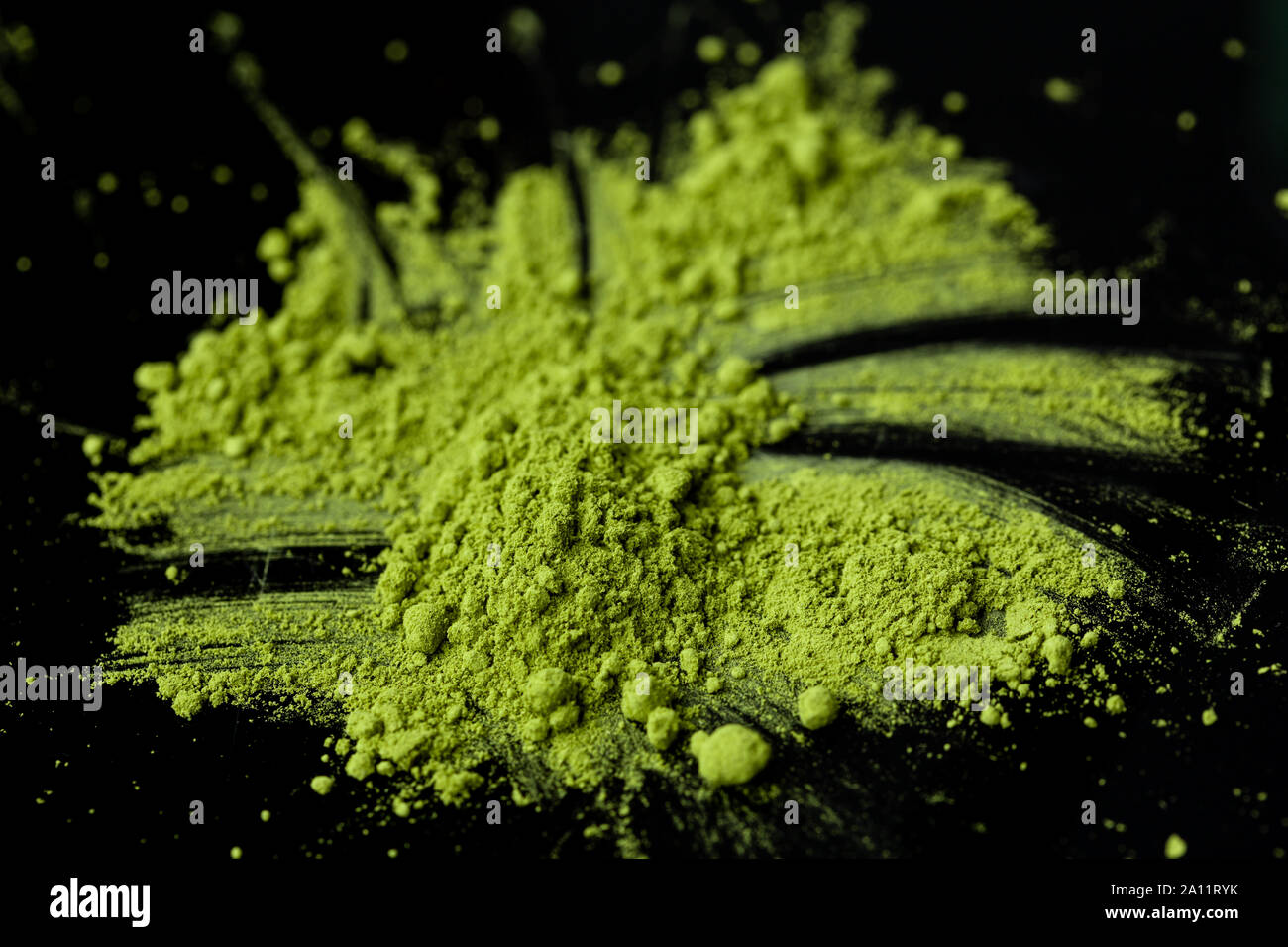 Matcha Tee Pulver auf schwarzem Hintergrund Stockfoto