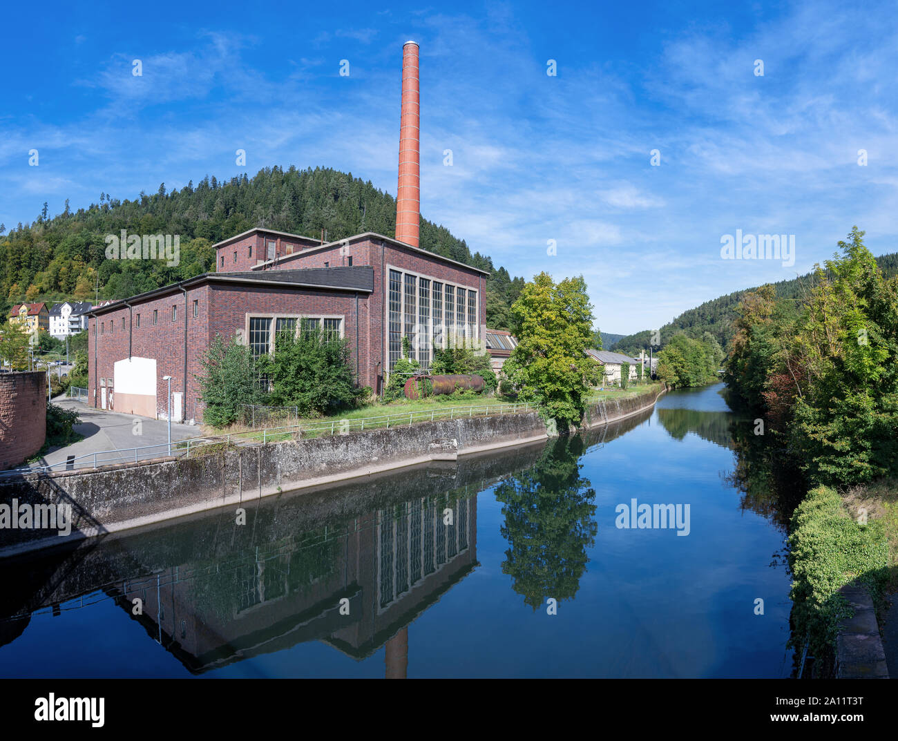 Alte industrielle Gebäude auf einem kleinen Fluss Stockfoto