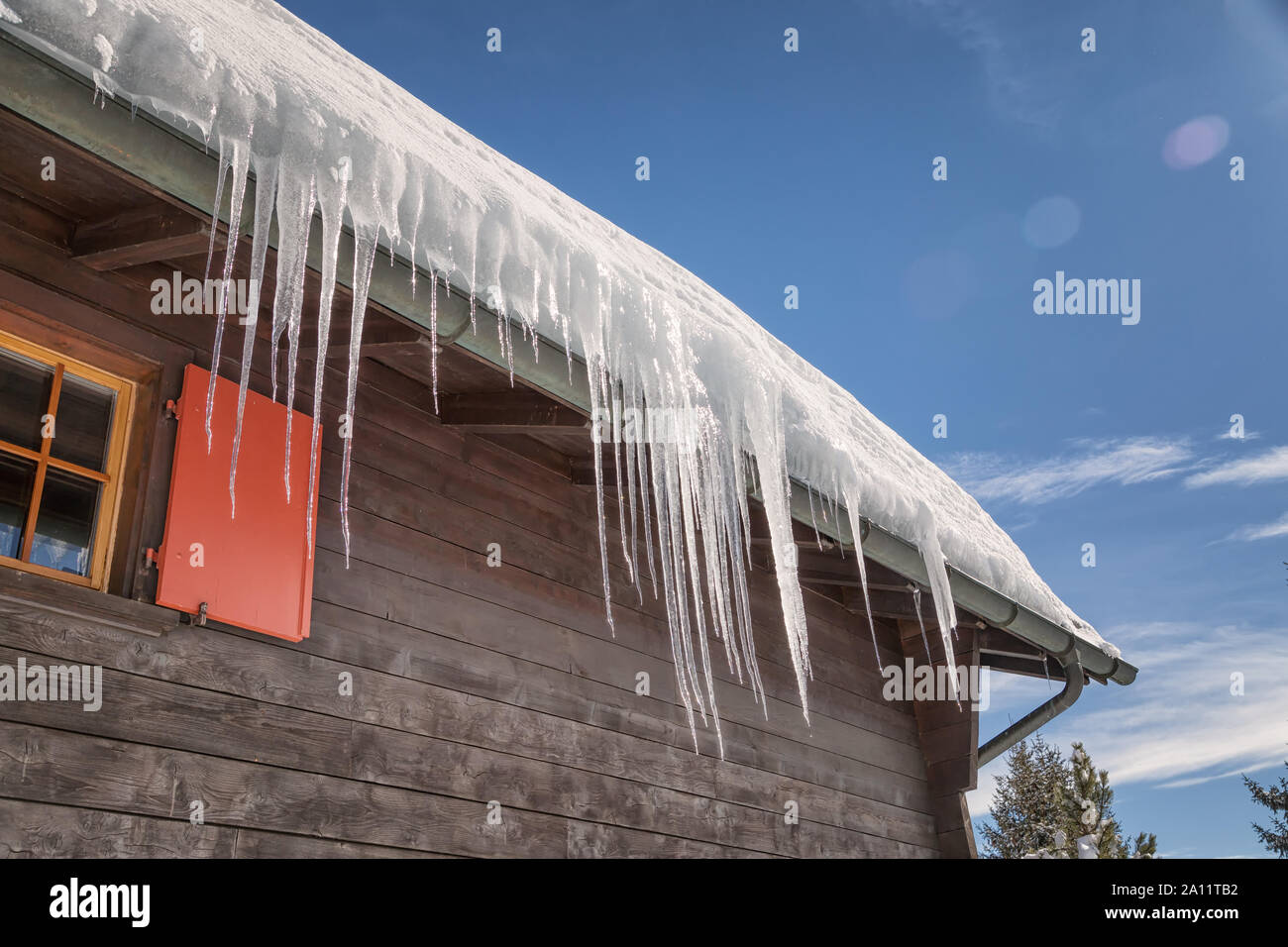 Eiszapfen an Regen Leitung eines Woodhouse Stockfoto