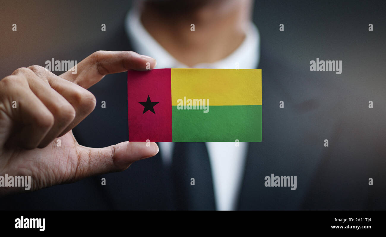 Geschäftsmann Holding Karte von Guinea-Bissau Flagge Stockfoto