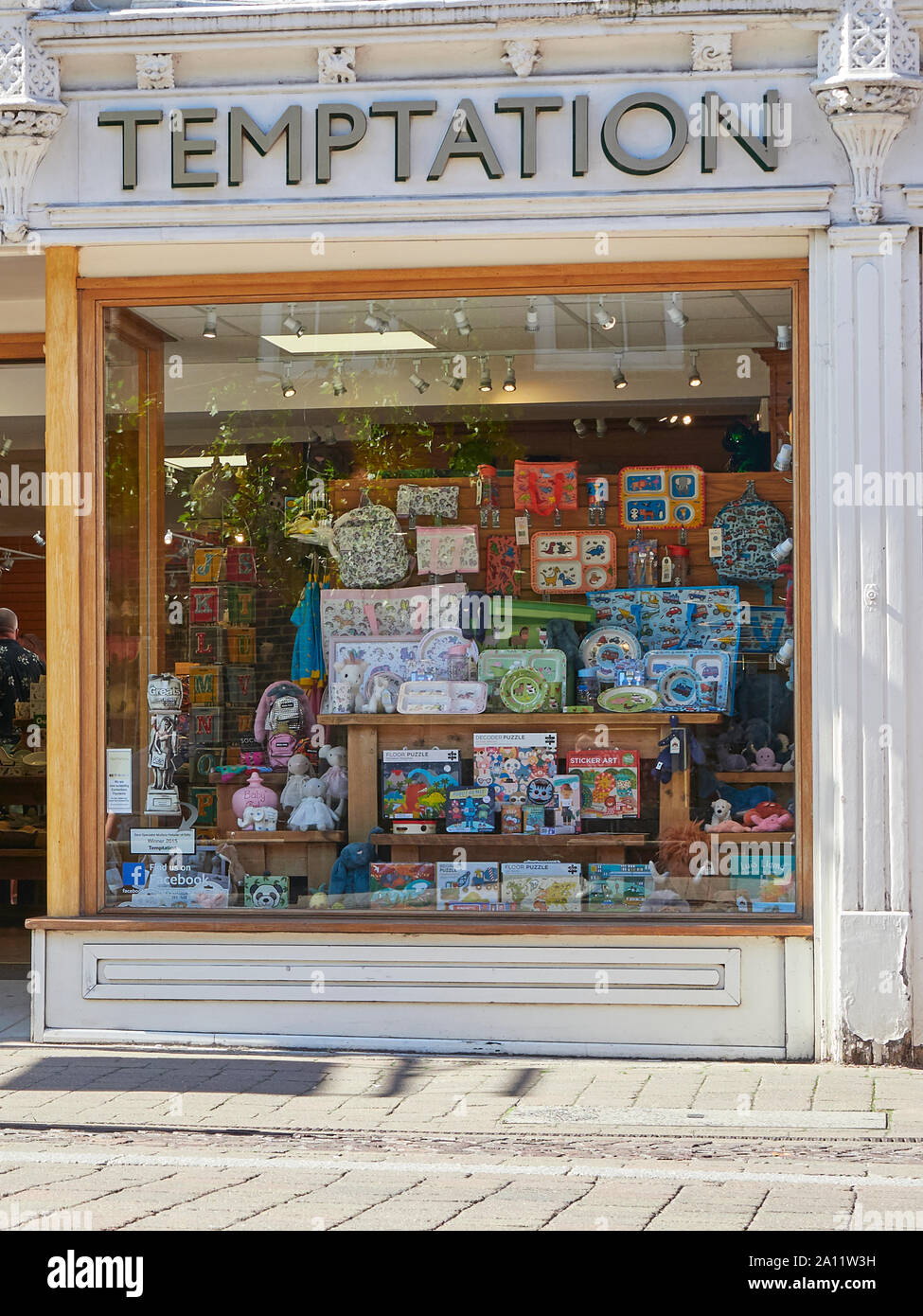 Ansicht von Außen ohne Menschen der Versuchung Geschenk Shop auch Angebote im Fenster, Northbrook Street, Newbury, Berkshire Stockfoto