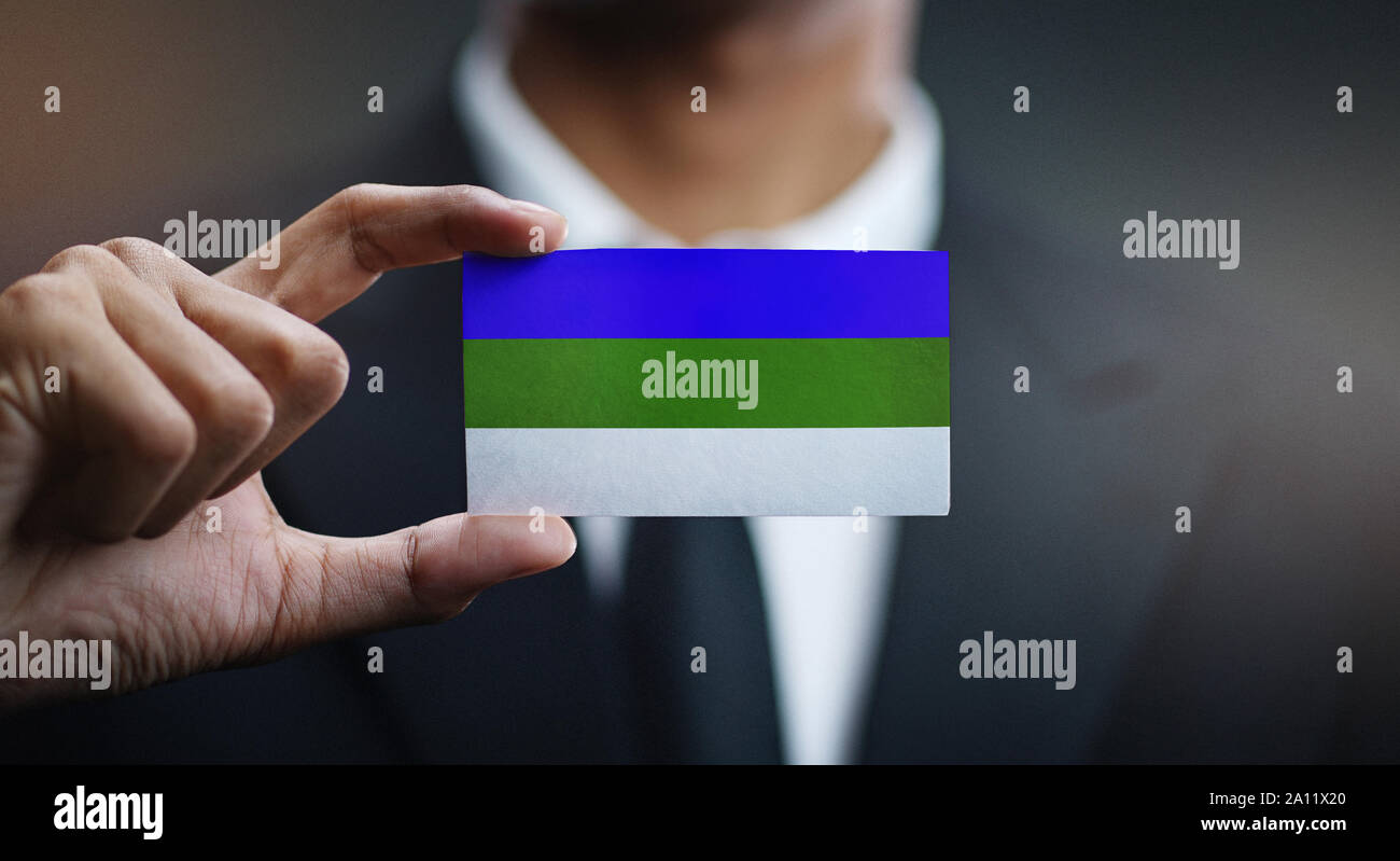 Geschäftsmann Holding Karte der Republik Komi Flagge Stockfoto