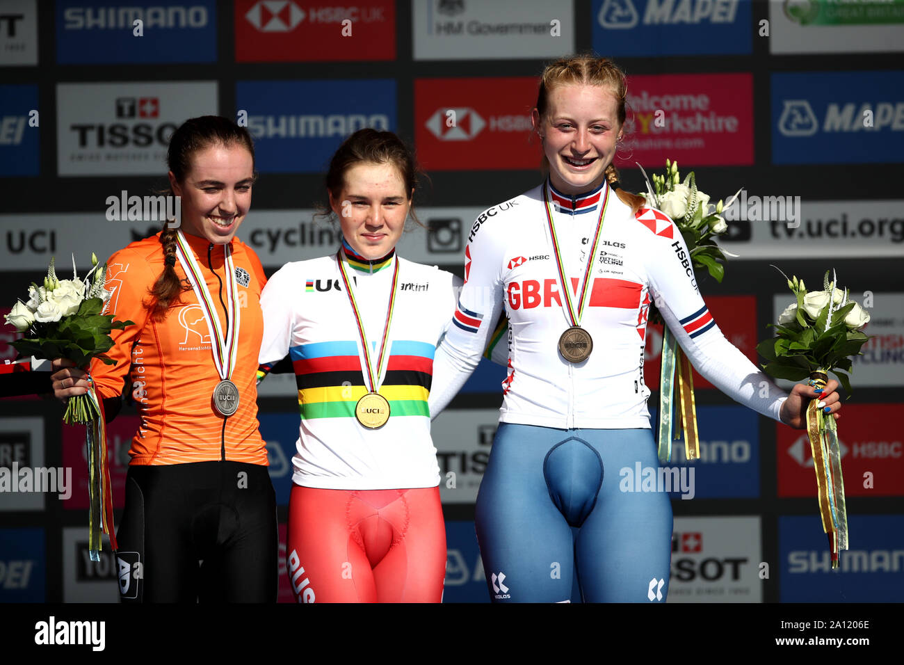 Bronzemedallist Großbritanniens Elynor Backstedt (rechts) Silbermedaillengewinner der Niederlande Shirin van Anrooij (links) und Gold medallist Russland Aigul Gareeva während der 2019 UCI Road World Championships Frauen Junior Einzelzeitfahren Veranstaltung durch Harrogate. Stockfoto