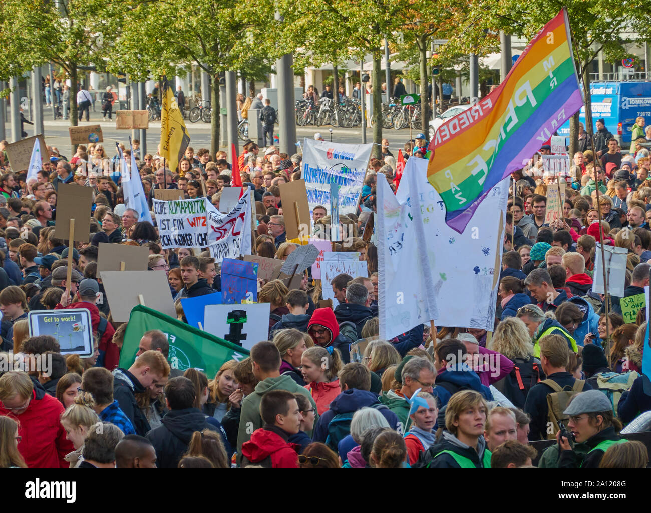Braunschweig, Deutschland, September 20., 2019: Fahnen und Banner in der Menge, die für eine Änderung der Klimapolitik Klimawandel Stockfoto