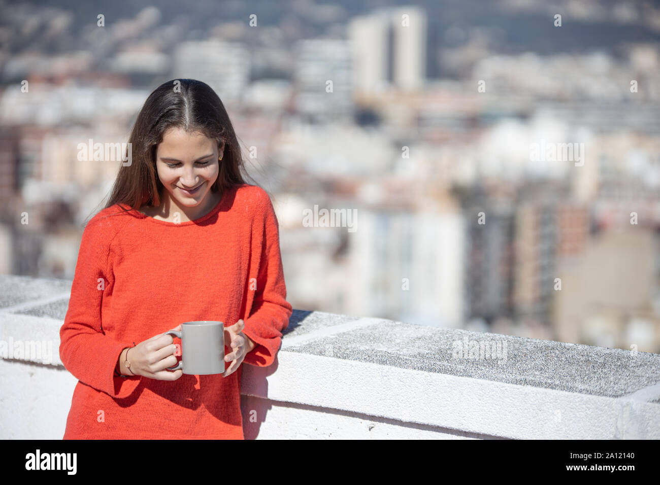 Chica adolescente Feliz tomando un café en La Azotea Stockfoto