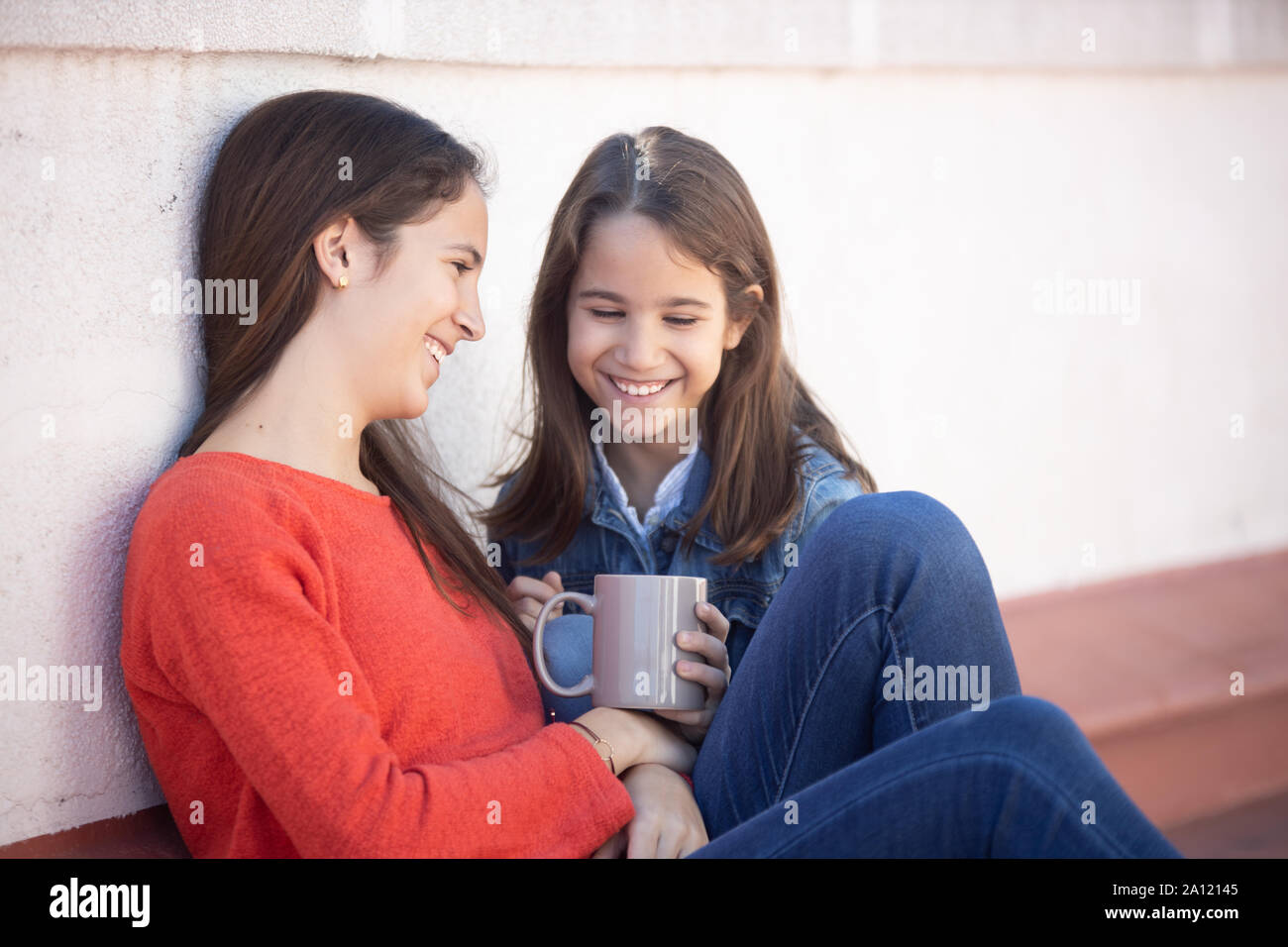 Dos Hermanas contentas sentadas en La Azotea Stockfoto