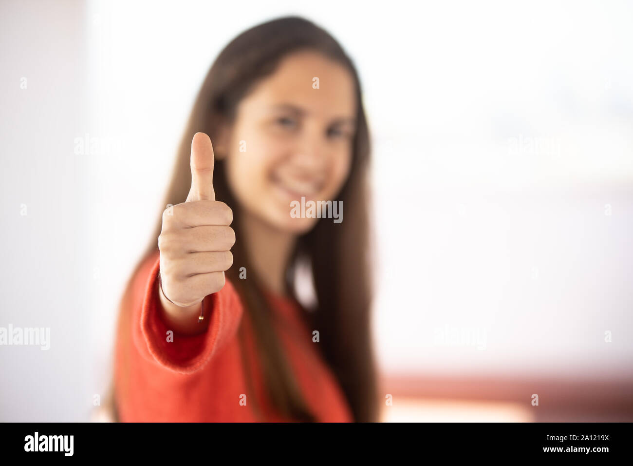 Chica adolescente desenfocada mostrando El Mercurio hacia Arriba Stockfoto