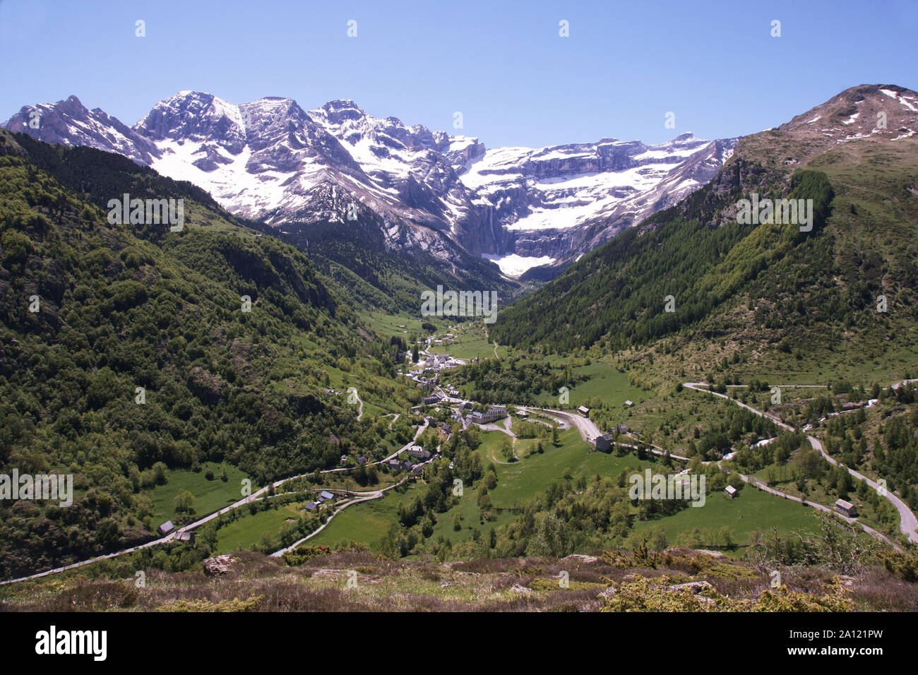Frankreich. Hautes-Pyrenees. Abschnitt des Cirque de Gavarnie und das Dorf von Gavarnie. Die meisten spektakulären Tal in den französischen Pyrenäen. ein UNESCO-Welterbe, Stockfoto