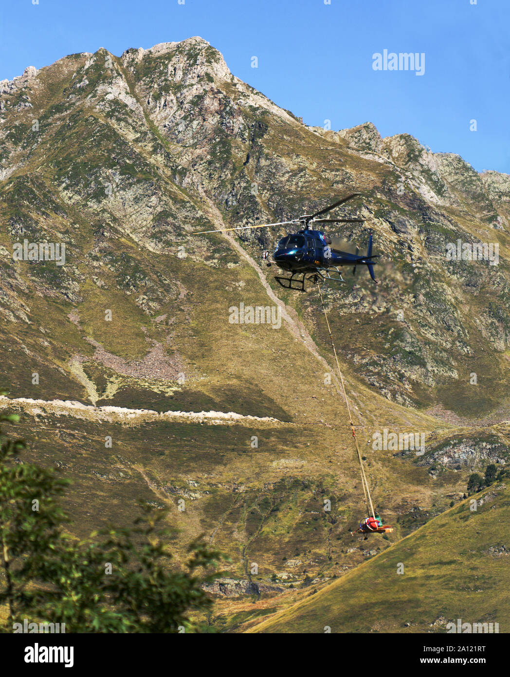 Frankreich. Hautes-Pyrenees. Hellicopter Durchführung Baustoffe in die hohen Berge. Foto von der Col du Tourmalet Straße. Stockfoto