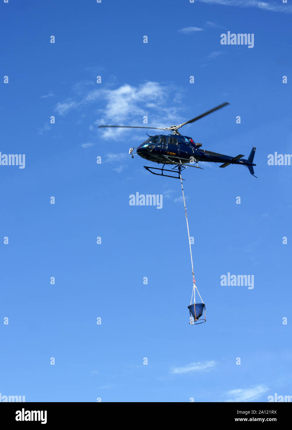 Frankreich. Hautes-Pyrenees. Hellicopter Durchführung Baustoffe in die hohen Berge. Foto von der Col du Tourmalet Straße. Stockfoto