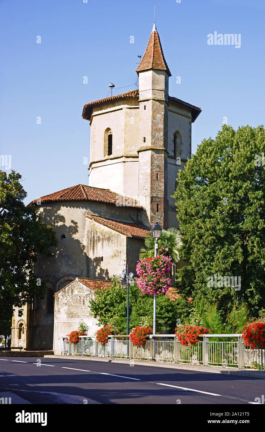 Frankreich. Maurbourguet. Hautes-Pyrenees. Die Kirche von den Rittern des Templerordens. Vor der Kirche ist eine Brücke über den Fluss Adour. Stockfoto