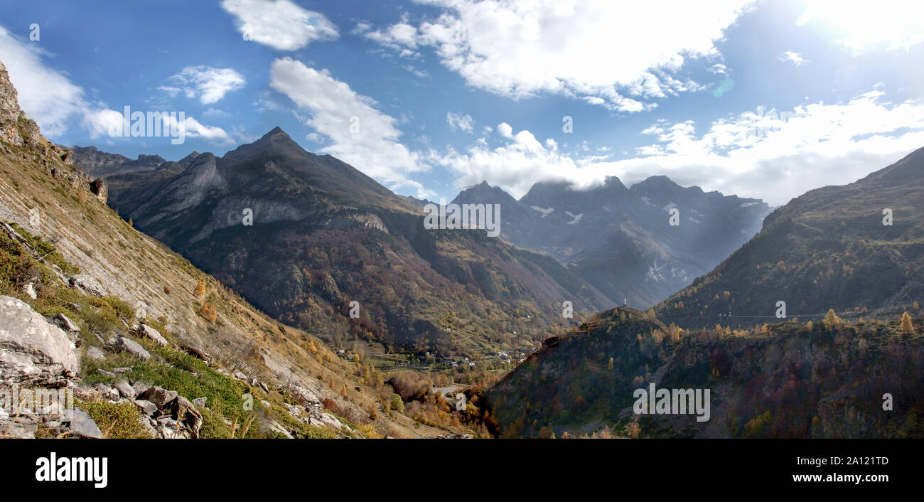 Frankreich. Hautes-Pyrenees. Blick auf Mount Pimene und der linken Seite des Cirque de Gavarnie. Foto aus dem Tal d'Ossou. Stockfoto