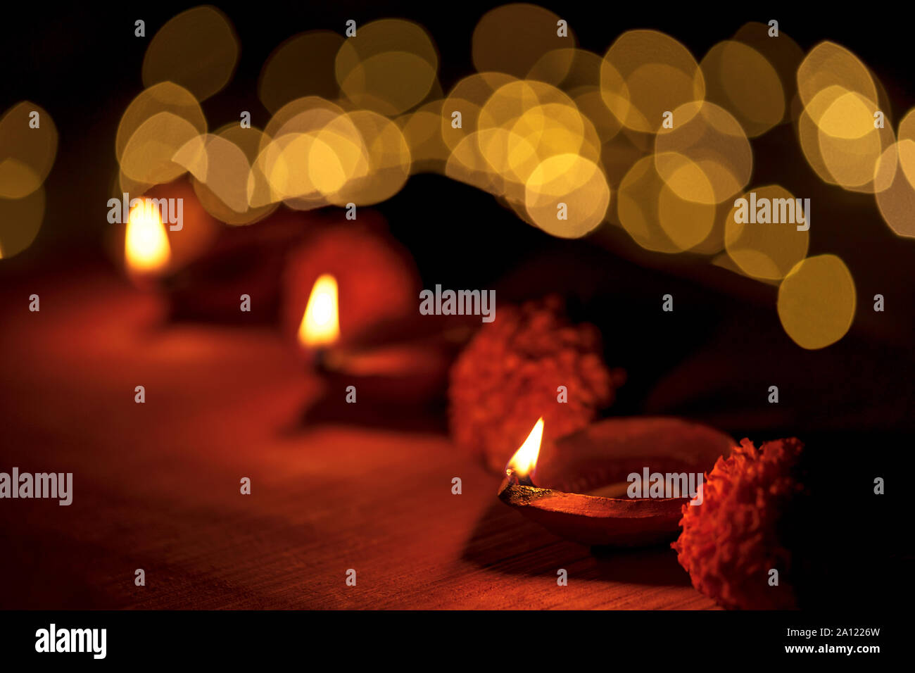 Ton diya oder traditionelle öl Lampe leuchtet während Diwali feiern. Hintergrund und Grußkarten-Konzept für Indische hinduistische Fest, Deepawali, deepavali Stockfoto