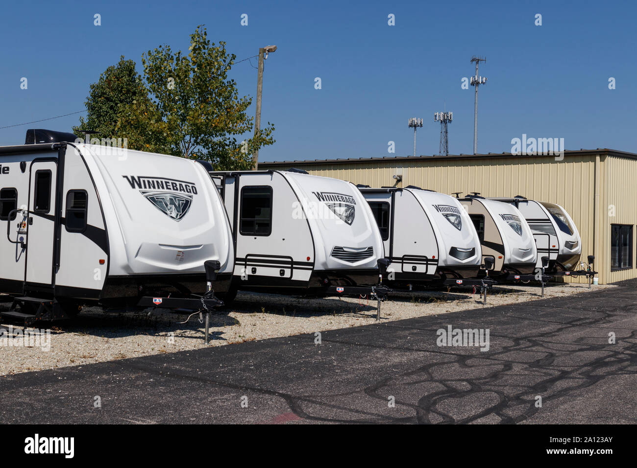 Indianapolis - ca. September 2019: Winnebago Wohnmobile bei einem Händler. Winnebago ist ein Hersteller von Wohnmobil und Reisemobil vermietungen Fahrzeug Stockfoto